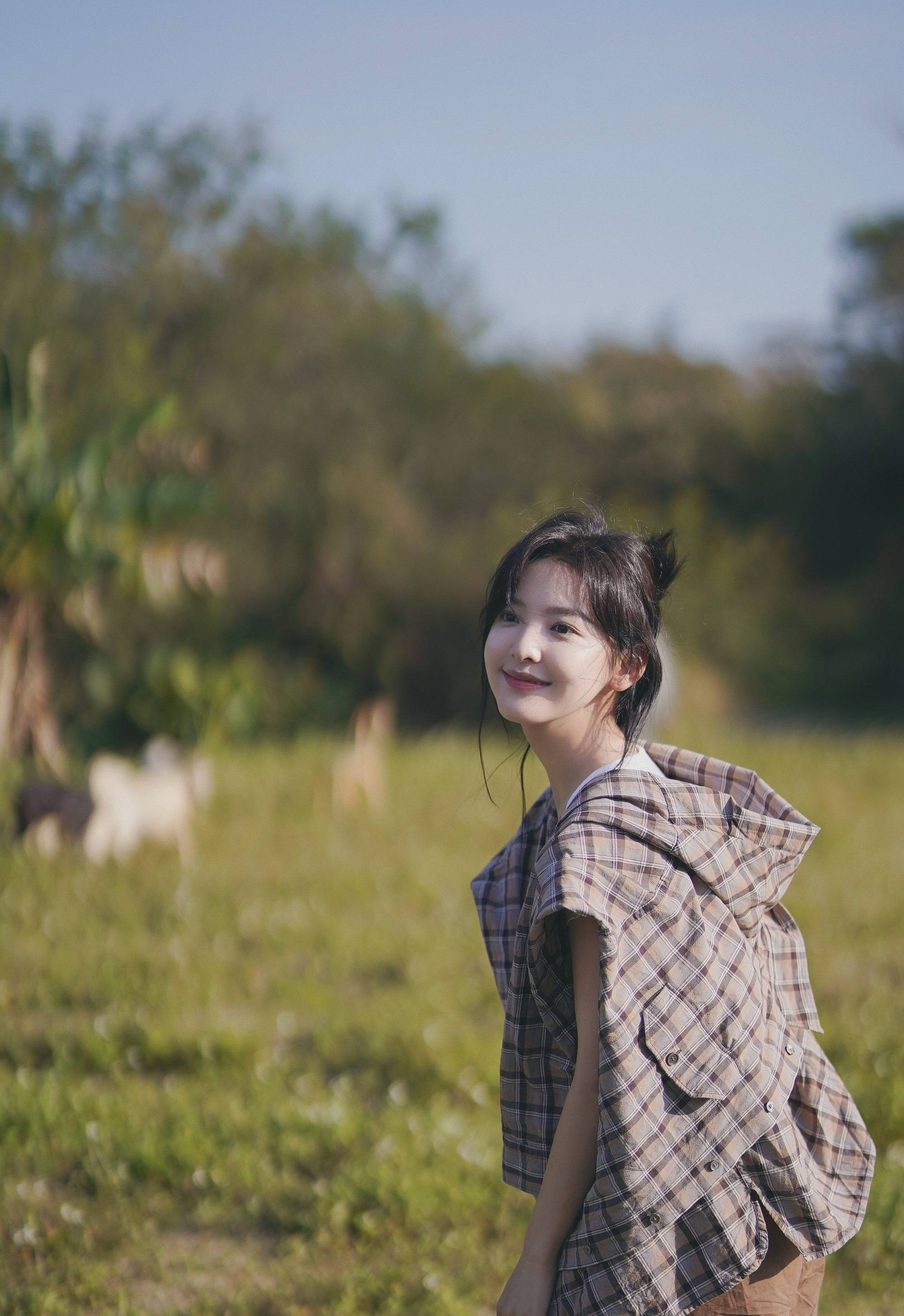 章若楠分享森系活力写真 眼神灵动纯净少女感满满