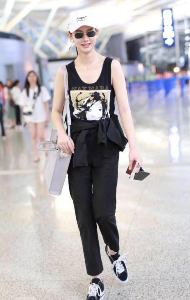 好身材 戚薇好身材任性!穿件“男人背心”就敢走机场,好皮肤太让人羡慕