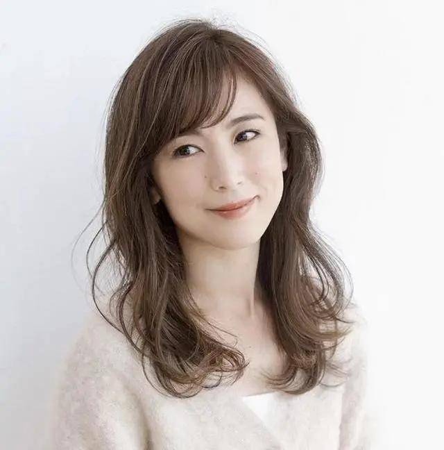 卷发过了50岁别烫小卷了，显老！学日本女人烫“空气卷”，时髦又减龄