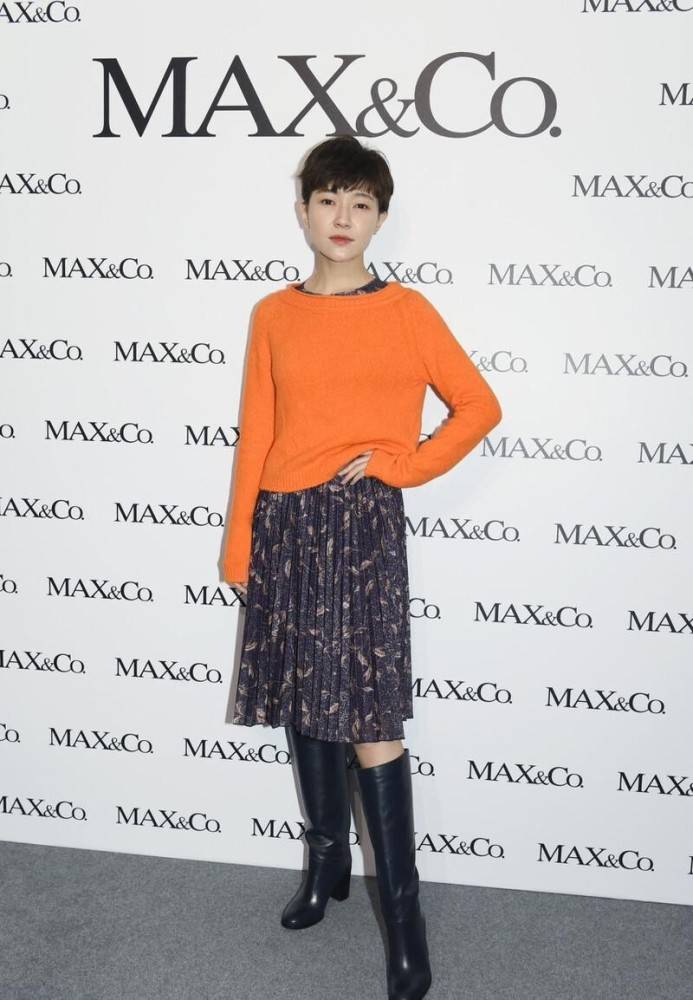 颜色 换了发型的焦俊艳娇嫩了不少,穿亮黄色好似学生,配橘色包挺可爱