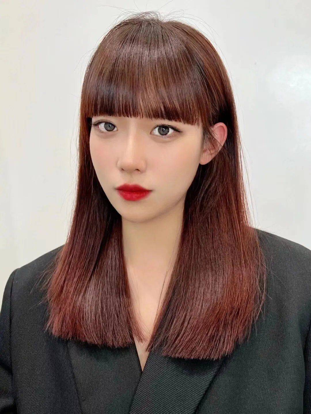 发型白发阿姨做纹理短发,年轻女生做狼尾发型,效果都很美