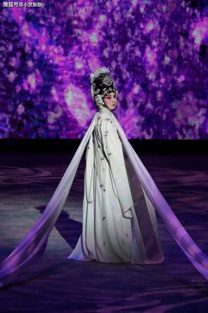 "从上次在宛平剧院演出,再到南昌演出,观众都始终沉浸在戏里,尤其它的