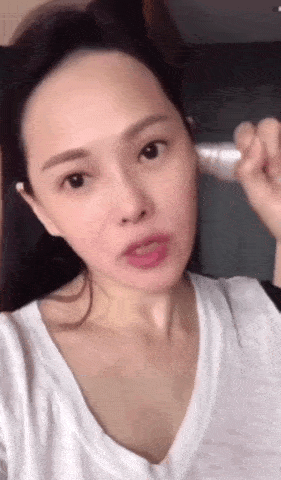 女神伊能静才是行走种草机，52岁皮肤白嫩没斑，护肤真的有“诀窍”