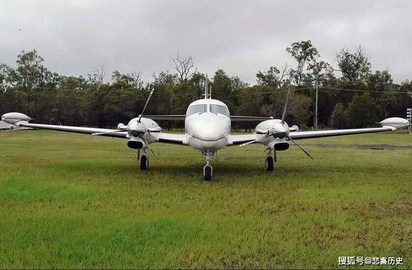 pa-44教练机_飞机的_发动机_飞行