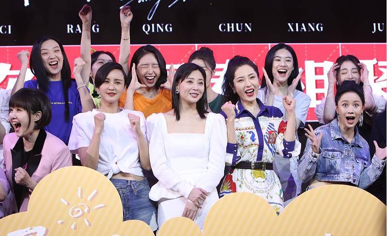 殷桃 42岁的殷桃还是那么年轻，穿白色服装美成30岁，笑起来小酒窝很美