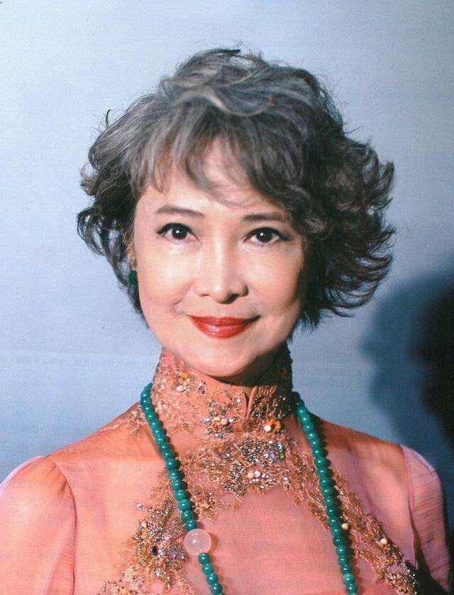 萧芳芳老了也是女神白发烫卷穿粉色旗袍戴翡翠项链气质真好
