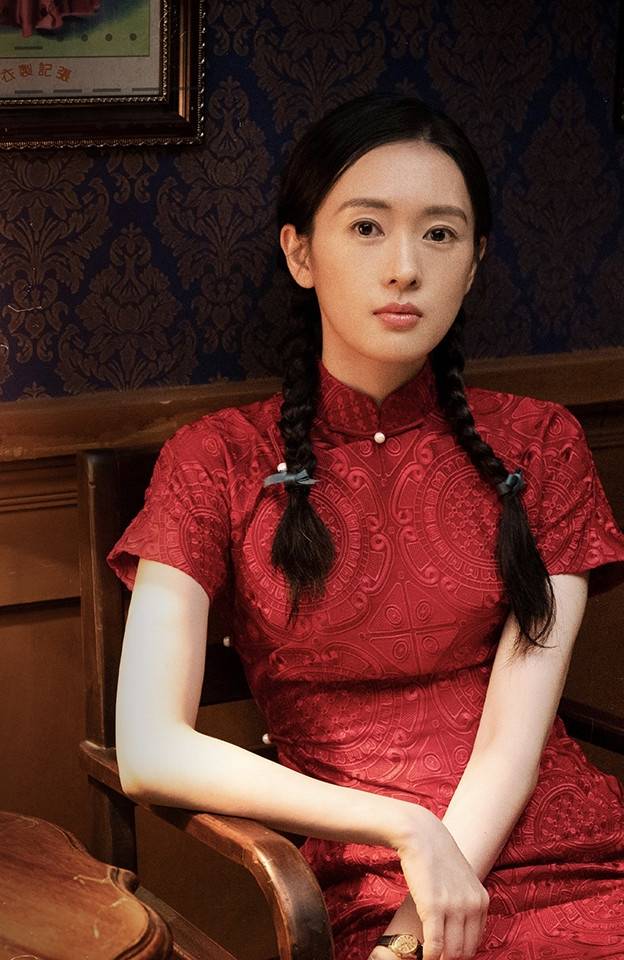 《叛逆者》穿着素雅简约的旗袍,活脱脱就是个民国美人,款式简单但韵味