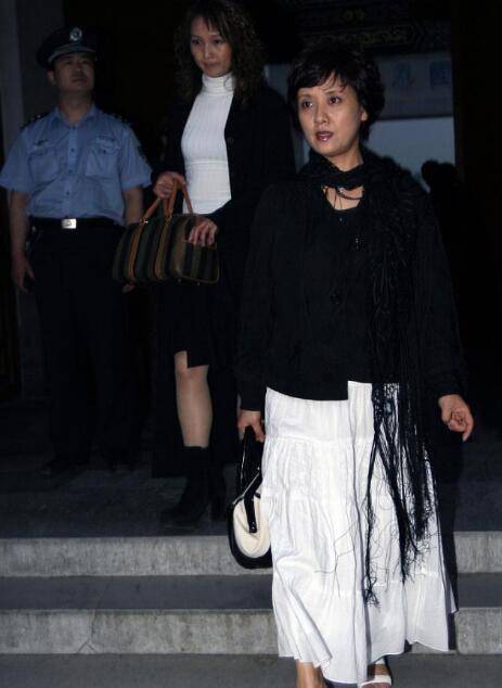 黑衣 邓婕入秋穿搭真有品位，黑衣配白裙气质优雅，流苏围巾更添高级感