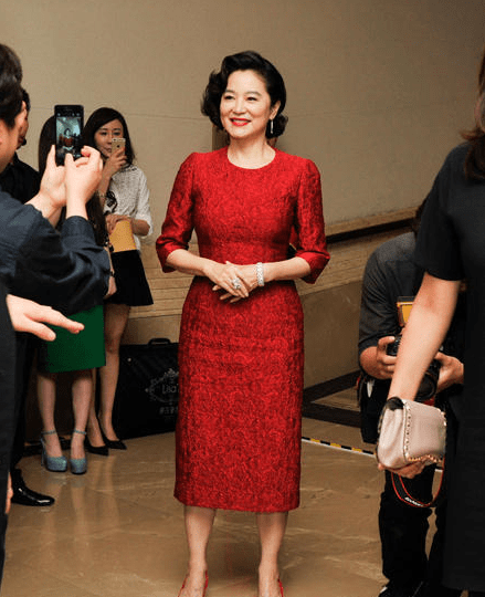 整体 67岁林青霞穿红裙仍然妩媚，她的红衣搭配，真是二十多年都不过时
