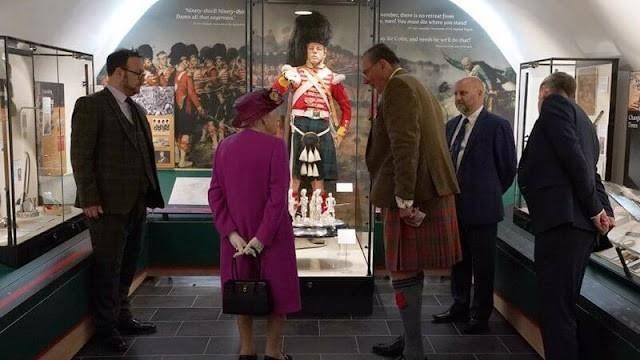 女王 95岁英女王康复后首次营业！绿裙配珍珠依旧优雅，气色变差了