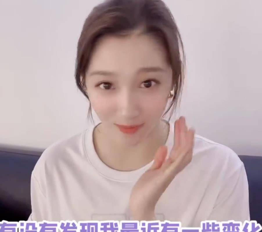 关孝|关晓彤鼻子大变样,网友在线质疑她动手脚,推荐美食上热搜又翻车