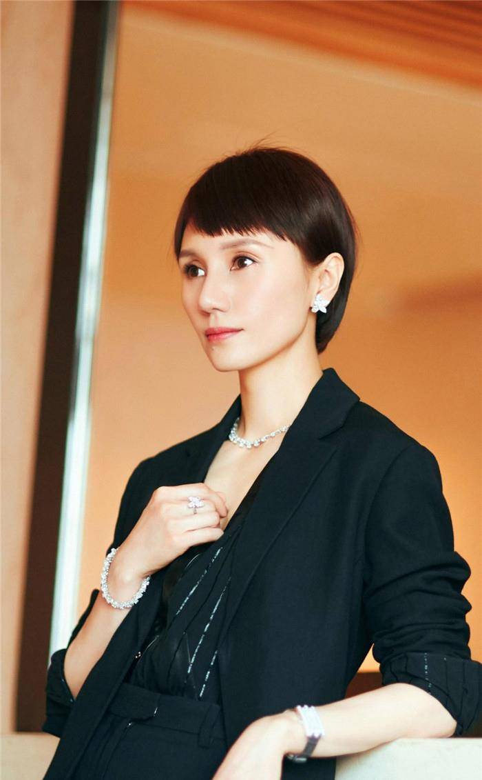 袁泉才是气质担当!42岁美出新高度,温柔又优雅_工作_右小腿_身材