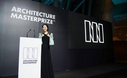 黑色 36岁江一燕真有勇气！领建筑大师奖撞衫31岁刘雯，美得不相上下