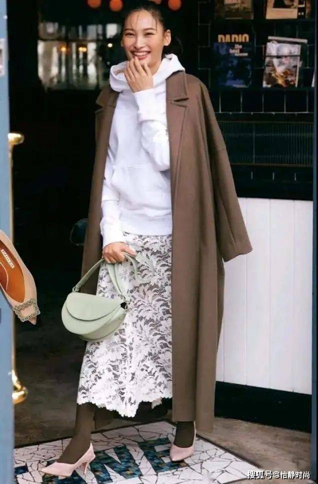 颜色 上了年纪的大妈,开春尽量别穿这3种衣服!廉价显老,拍照也很土