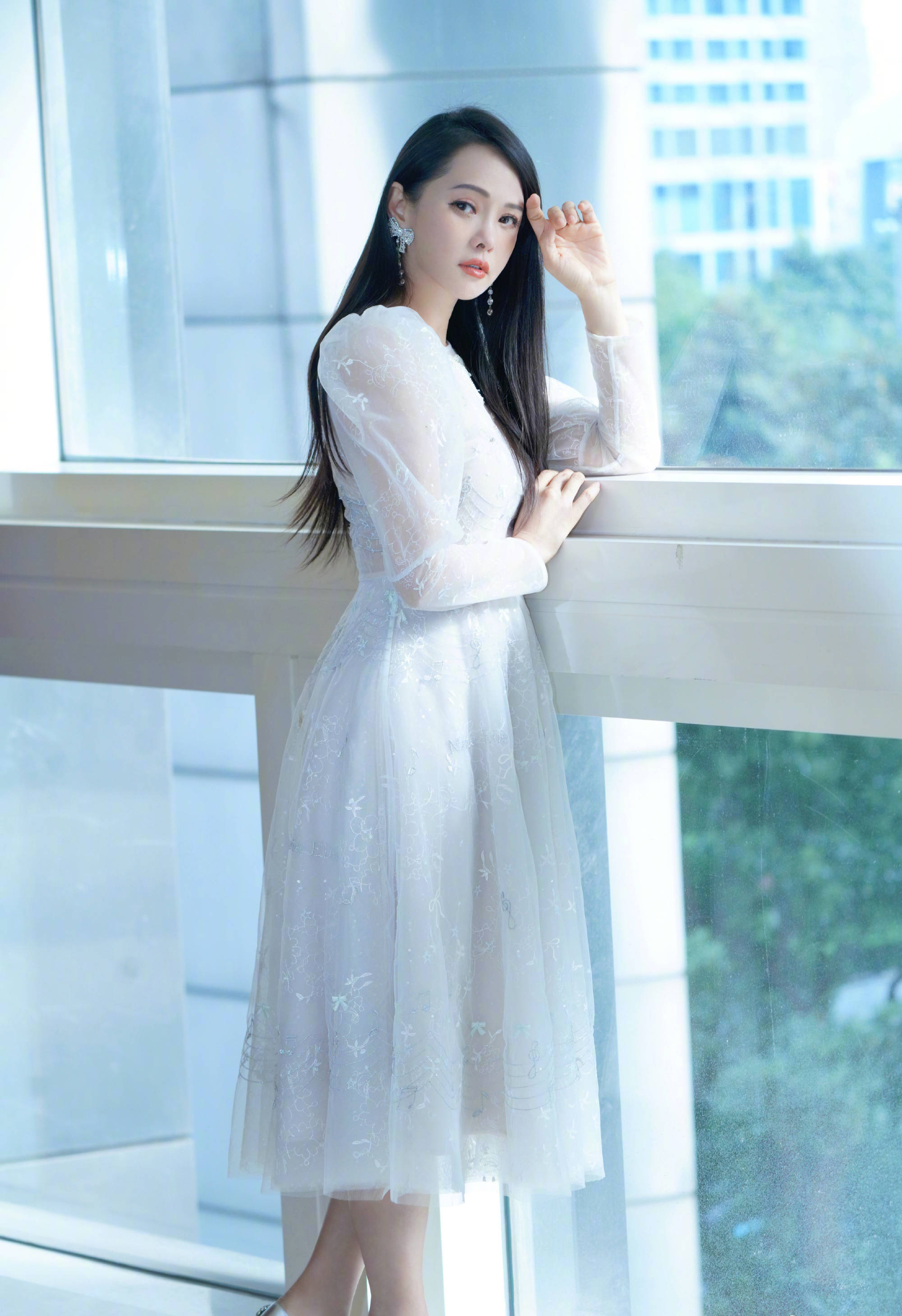 状态伊能静终于认老了！穿“大妈”外套配奶奶裤，这才是53岁真实模样