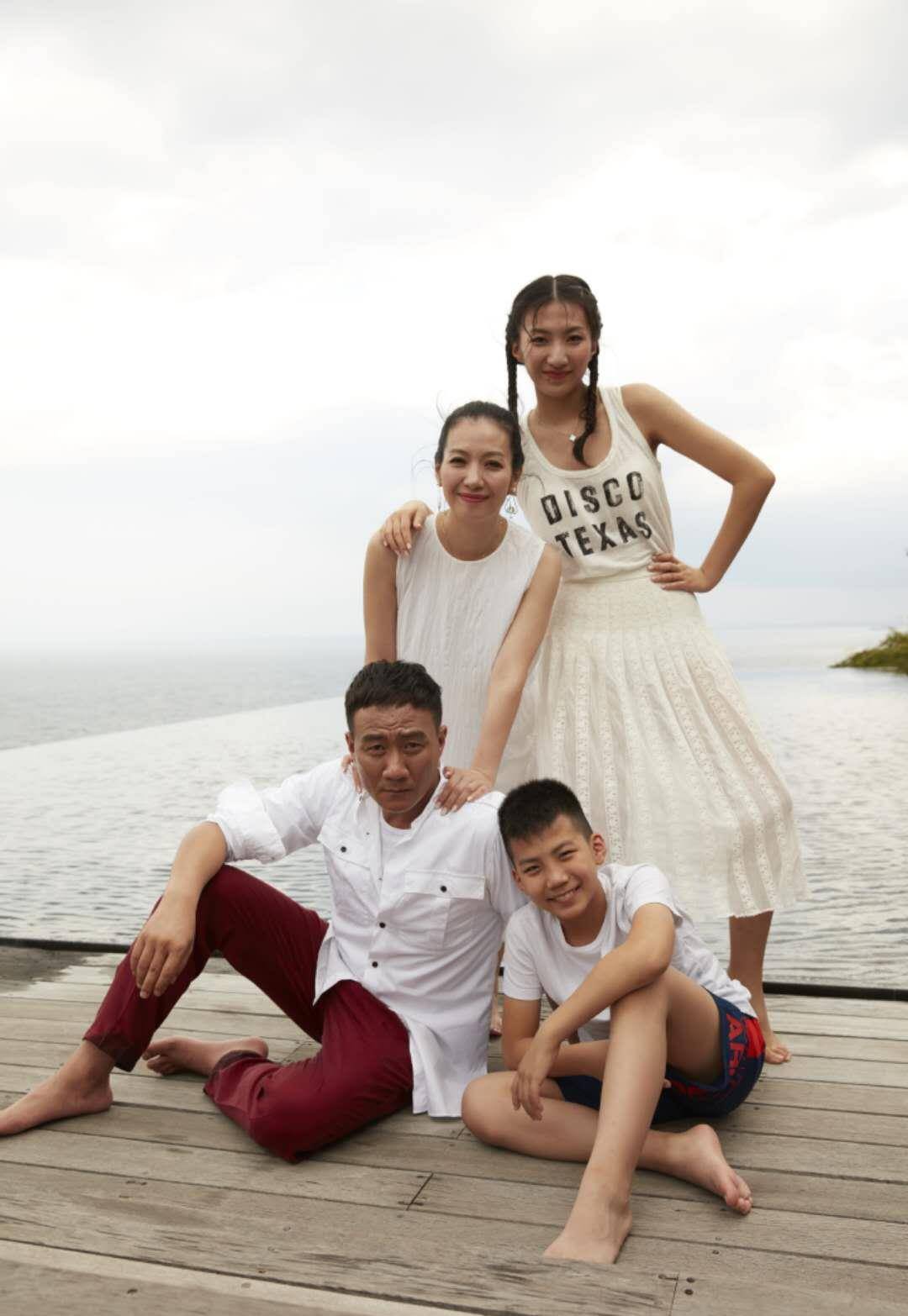 原创胡军儿子长大了穿衣时髦又霸气11岁已荷尔蒙爆棚尽显男人味