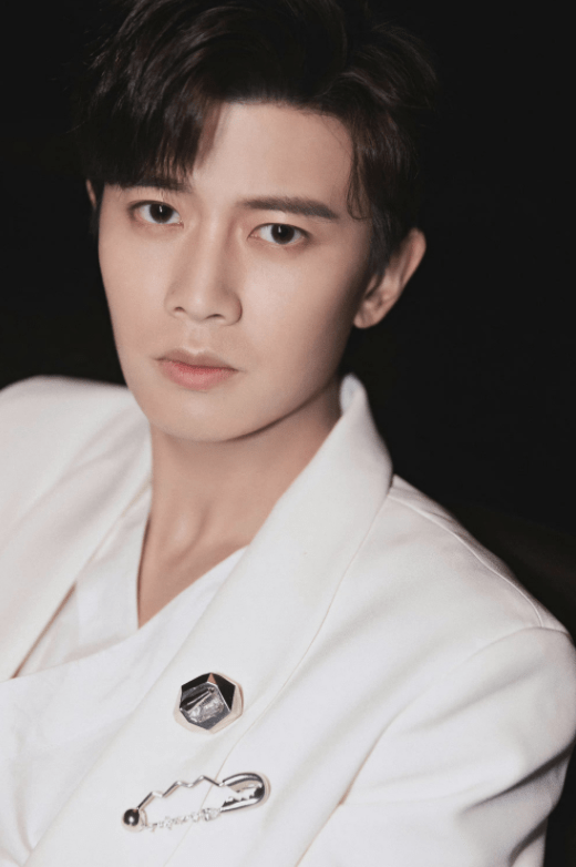 原创任嘉伦纯白西装夜色大片简约大气清新俊逸