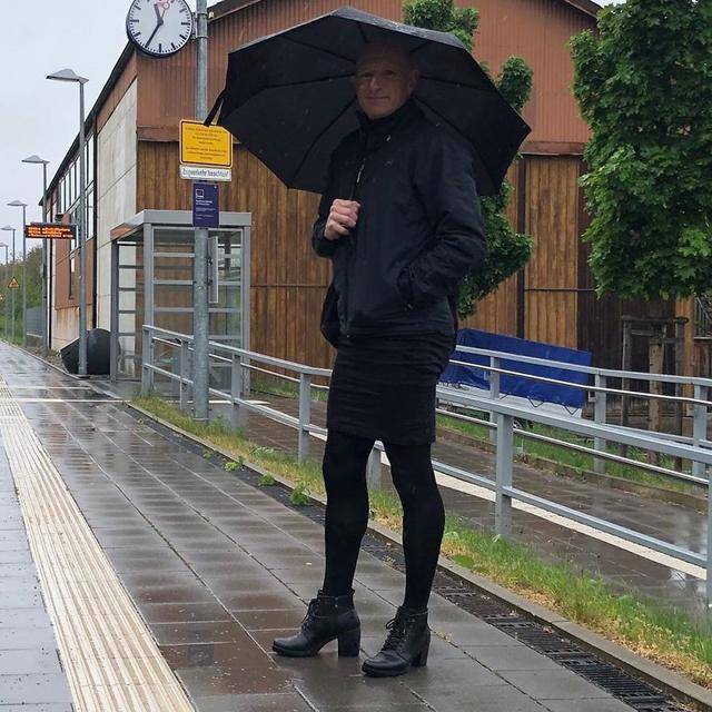 高跟鞋 英国大叔也爱包臀裙！配高跟鞋画风妖娆，侧身曲线连女人都羡慕了