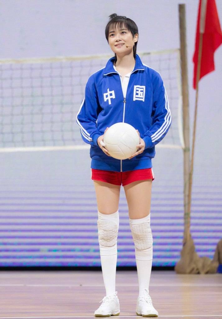 原创李宇春穿成了女排队员短裤配长袜好活力露出的腿让人移不开眼