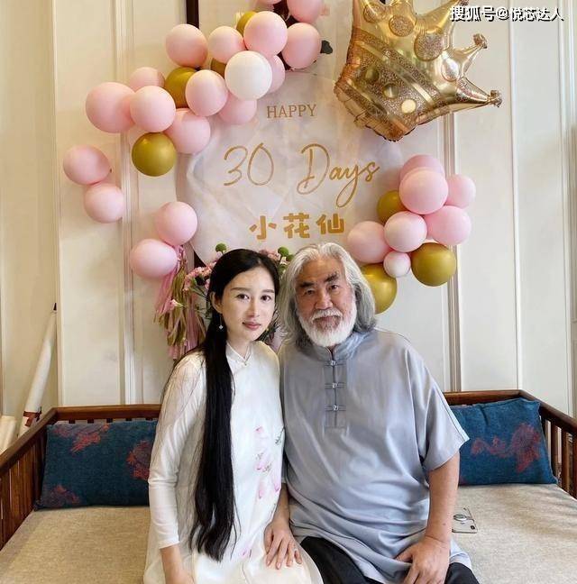 全家 张纪中女儿满月像拍戏，全家穿古装真养眼，小31岁娇妻穿白裙超美