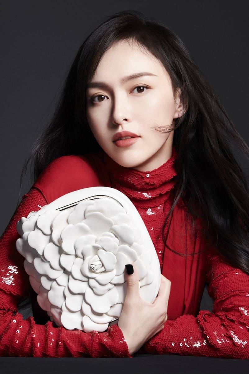 黑色 朱莉上街买菜装贵气逼人，华伦天奴当季新包成焦点，唐嫣直接输了.