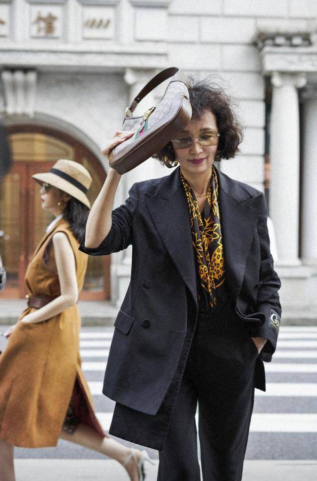 颜色 三木妈妈好品位,年近60,美丽不减