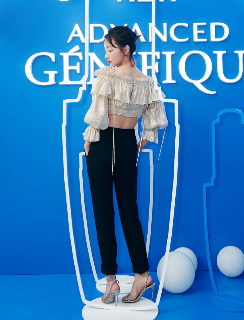 一身 周冬雨瘦成纸片人了，穿露脐上衣不见一丝赘肉，小学生身材很清爽