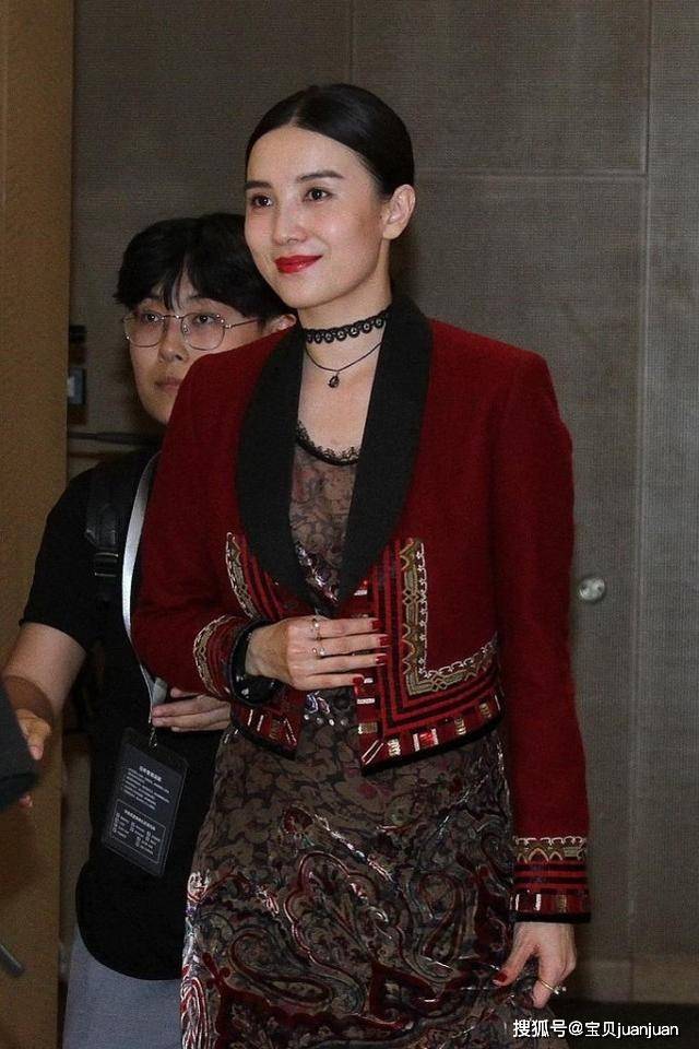 吊带 女人穿西装尽量别配衬衫，太土！学宋佳这么穿，高级更有女人味