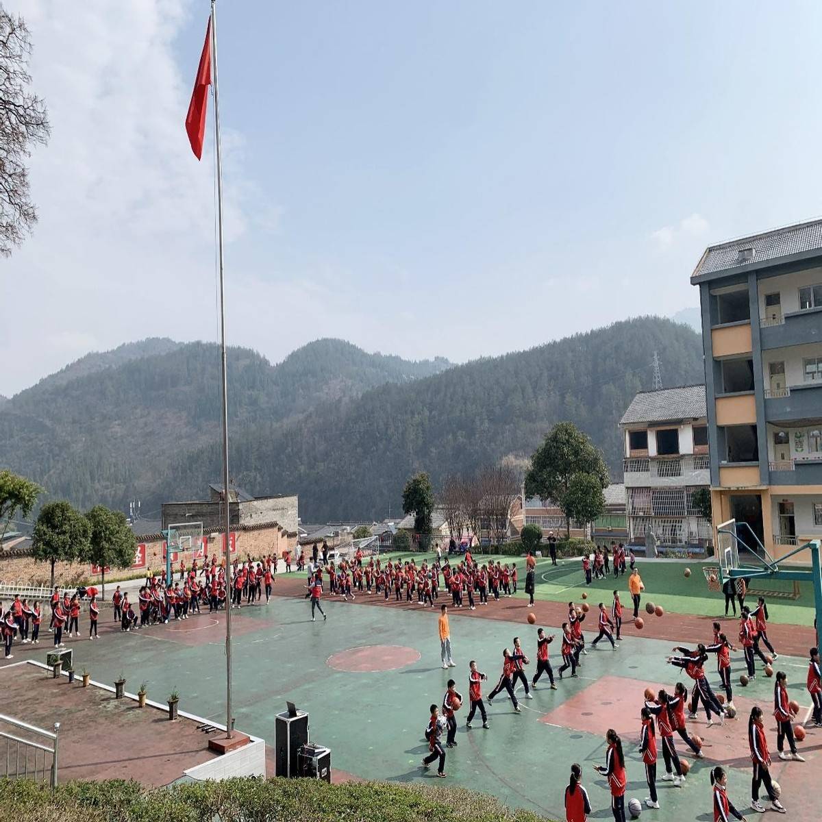 洛奇体育走进重庆市巫山县福田镇凌云小学开展公益教学