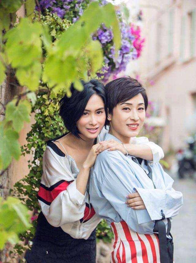 羊羔 54岁陈法蓉打扮好年轻，学00后穿羊羔毛外套，俏皮短发更减龄