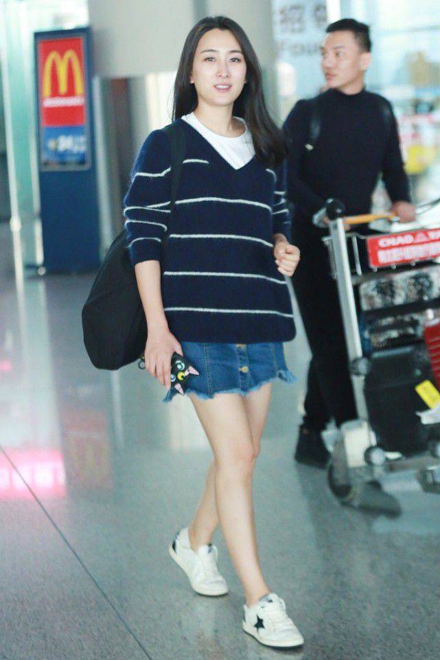 马苏 马苏这造型挺有个性的,穿着斑马纹短裙秀身材,但发型意外的复古