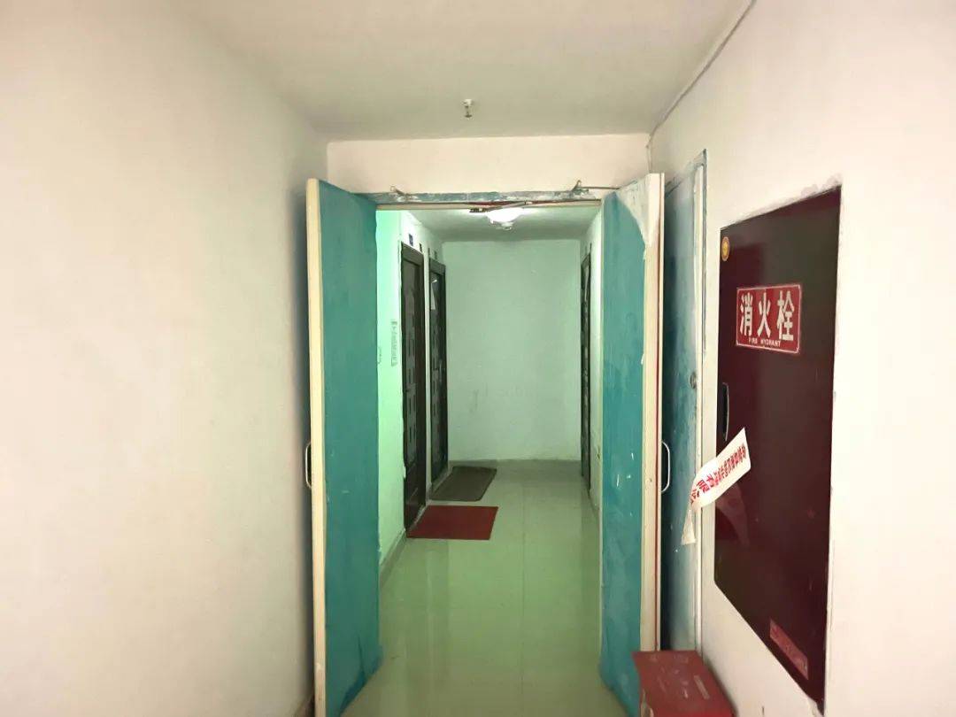 小堂妹兒在樓道間走了走,發現和馨家園的配套設施十分齊全,三梯12戶的