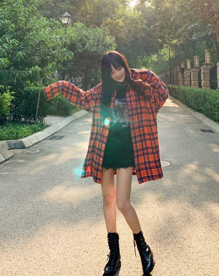 李小璐37岁了还在装嫩,穿亮色t恤配格纹短裙,扎起双马尾太少女_造型