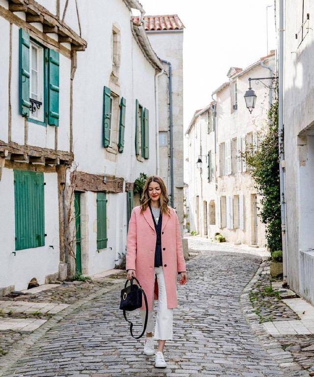 羊羔 54岁陈法蓉打扮好年轻，学00后穿羊羔毛外套，俏皮短发更减龄