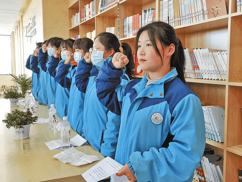 雷锋好榜样》的歌声回荡在"渭南书苑"子仪大街城市书房,由咸林中学
