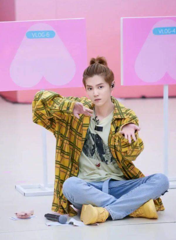 显得 难怪鹿晗总爱留着短发，当他梳起大背头，我终于懂了