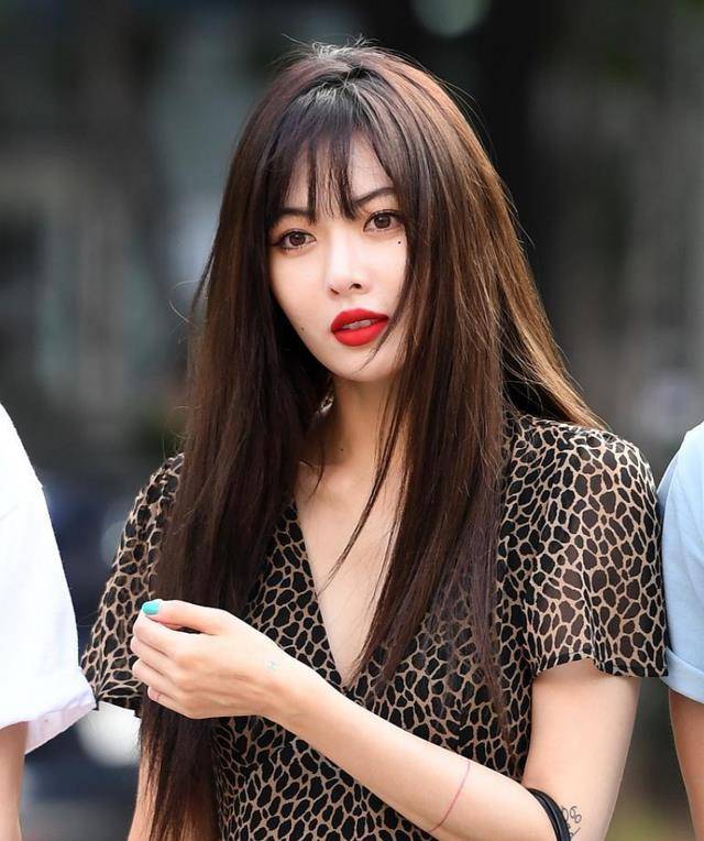 假发女明星为了美也太拼了，假头发假指甲不算什么，“假皮肤”才真狠