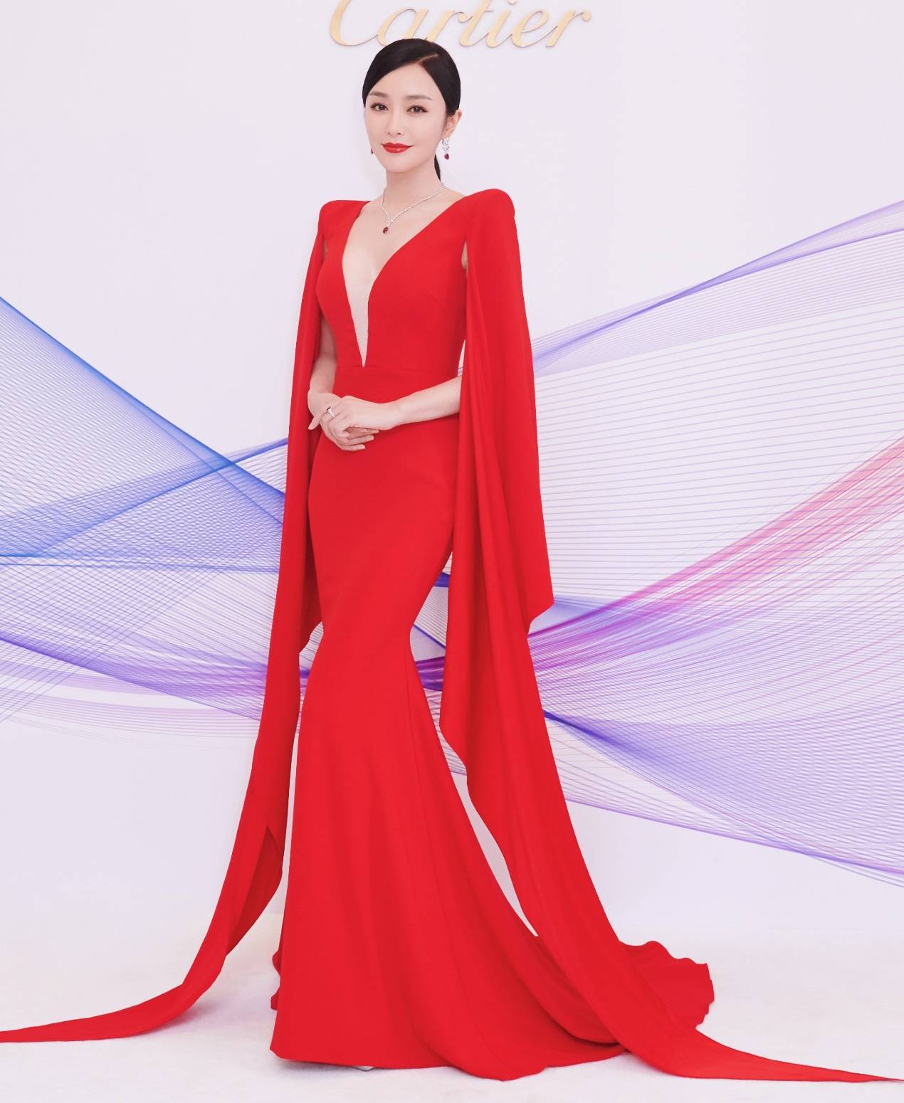 40岁秦岚气质迷人一袭深v红装出席时装周美成焦点高级又大气