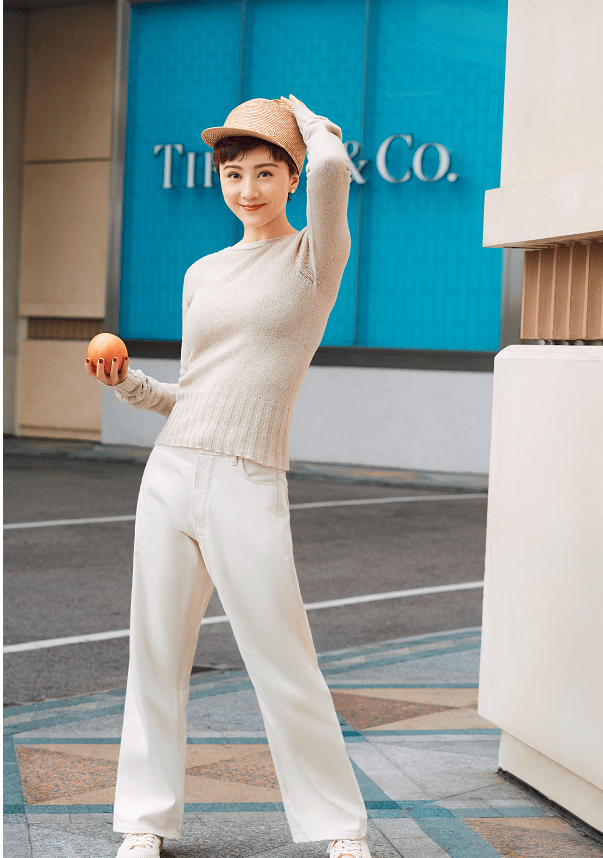 藕粉 尤小刚第三任娇妻真有气质，淡色穿搭温柔优雅，有名媛阔太的气质