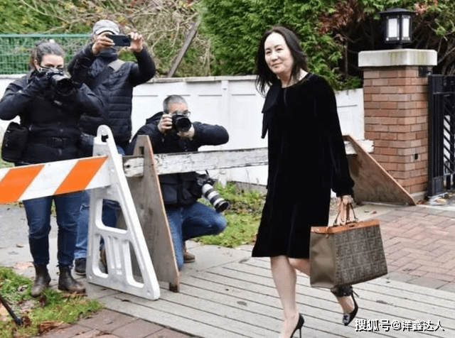 整体 寒风中的斗士!孟晚舟穿丝绒裙不惧低温,光腿踩高跟鞋优雅从容