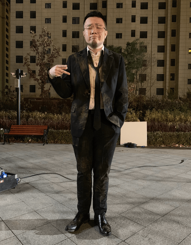 演员宋丹丹的儿子巴图直播原价99元的手套99处处为粉丝着想