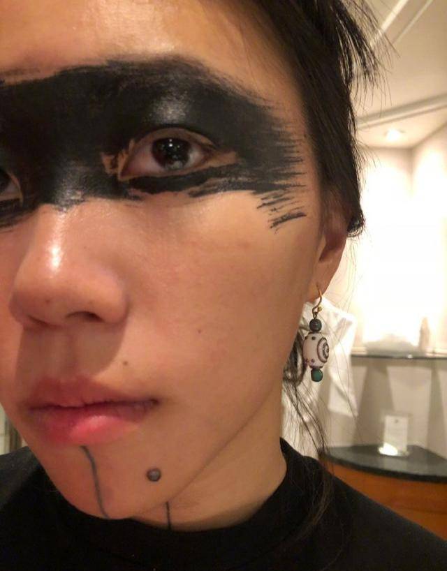 黑色窦靖童最近和黑色较上劲了模仿妈妈王菲喜力演唱会经典黑色眼妆