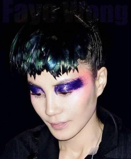 黑色窦靖童最近和黑色较上劲了模仿妈妈王菲喜力演唱会经典黑色眼妆