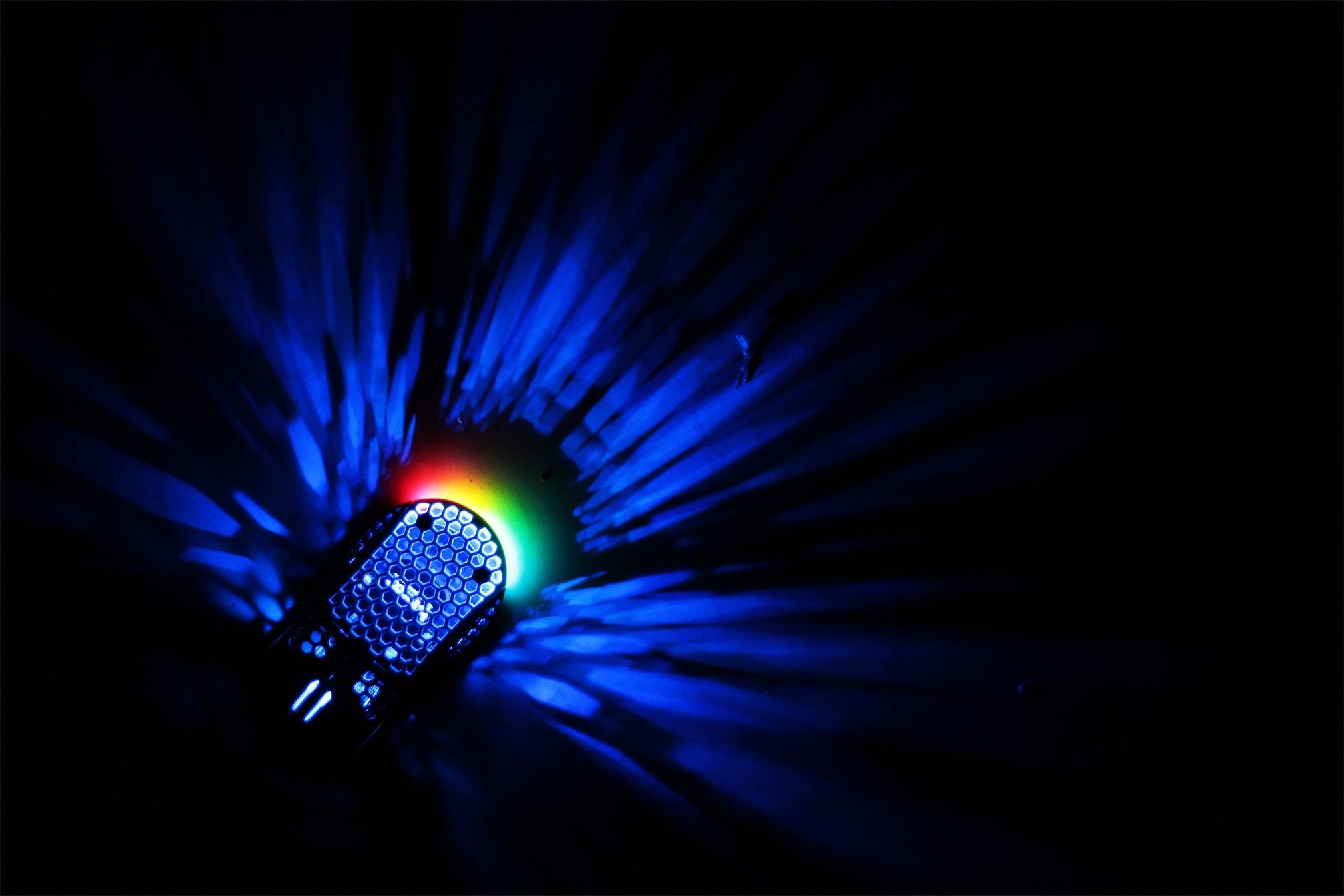 比较有意思的是在黑暗环境下可以看出整个鼠标灯光像孔雀开屏一样向