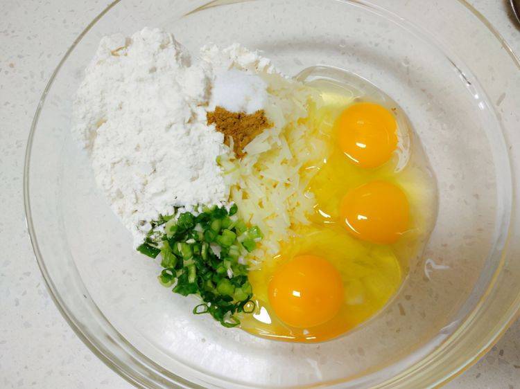 蔬菜|土豆丝鸡蛋饼的做法，简单快手，10分钟就能做好，早餐好选择