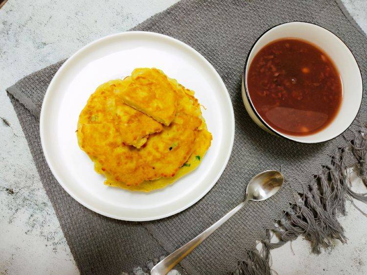 蔬菜|土豆丝鸡蛋饼的做法，简单快手，10分钟就能做好，早餐好选择