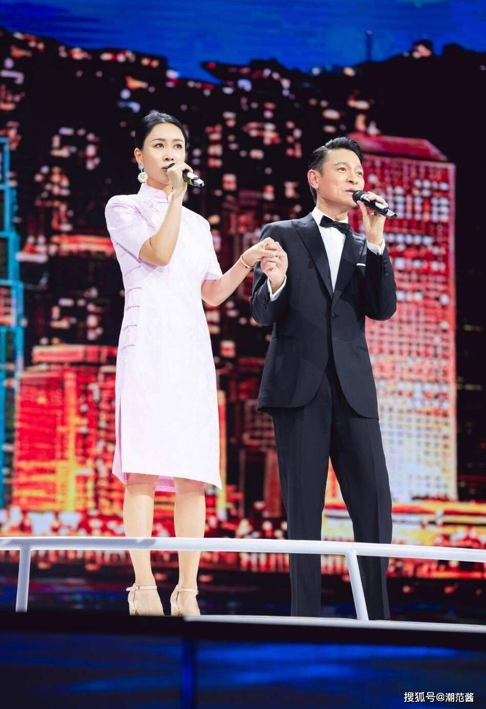 整体 那英还是适合气质型穿搭，和小25岁新生女星同框状态丝毫不输