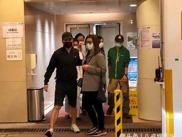 对接,吴孟达生病后,现在的妻子侯珊燕和儿子和女儿从马来西亚飞往香港