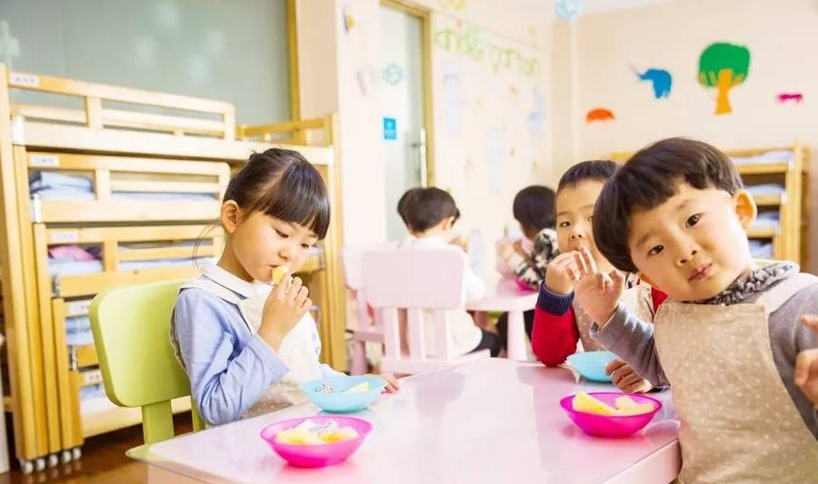 幼儿园|姐姐一开学，弟弟就变得“不安分”，专家：都是平常姐姐给惯的