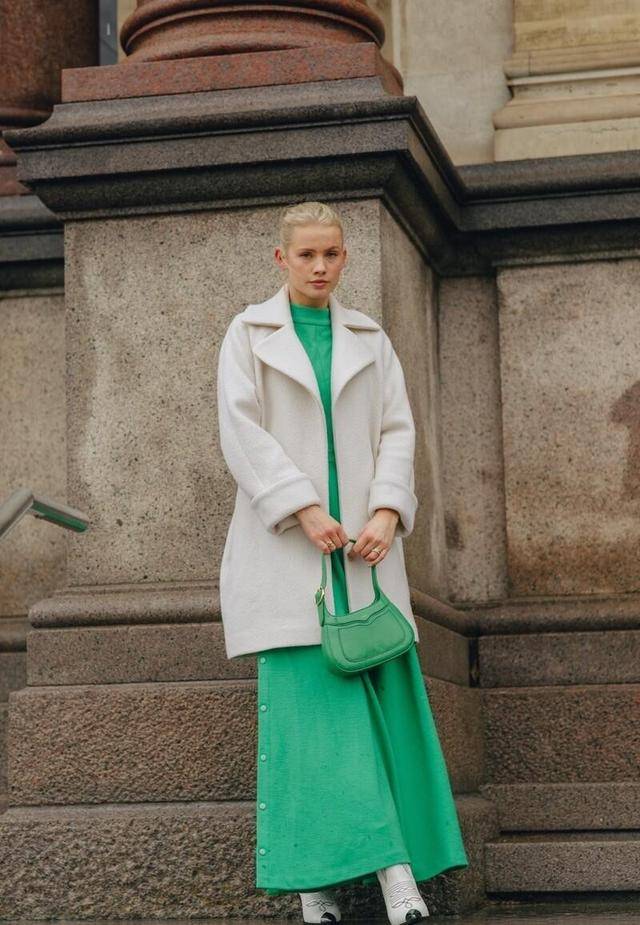 绿加白外套 cf525f568f814dd982214c5220263551.jpeg